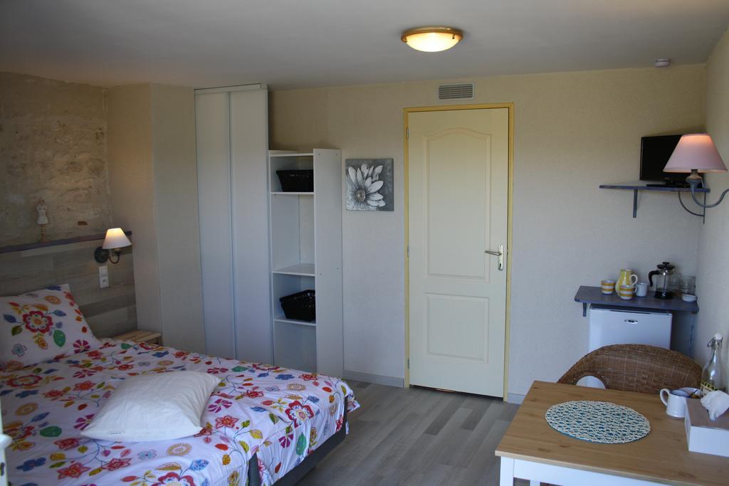 La Perle Du Lot Bed & Breakfast Castelnau-Montratier Room photo